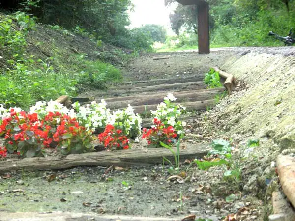 The Road to Passchendaele - The old Railway - Memorial for a Lancashire Fusilier who was found at this place on May 27th 2005, 400 yards from the back of Tyne Cot (Foto: Marnik Vanderper)
