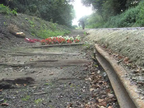The Road to Passchendaele - The old Railway - Memorial for a Lancashire Fusilier who was found at this place on May 27th 2005, 400 yards from the back of Tyne Cot (Foto: Marnik Vanderper)